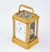 Reiseuhr, England, um 1900, Messing-Gehäuse, Tragegriff, allseitig facettiertes Glas, weißes Ziffer