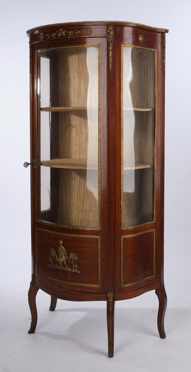 Vitrine, Louis XVI-Stil, 19. Jh., Nussbaum, eintüriger Korpus auf geschwungenen Füßen, dreiseitig v