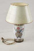 Salonlampe, 20. Jh., unter Verwendung einer chinesischen Vase des 19. Jh. im famille rose Dekor, ei