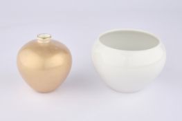 2 Vasen, KPM Berlin, verschiedene Formen, 1x Weißporzellan, 1x Goldfond, 10-11 cm hoch