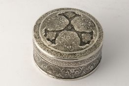 Deckeldose, Silber, Orient, 19./20. Jh., Ornamentdekor, 3.5 cm hoch, ø 6.8 cm, ca. 90 g