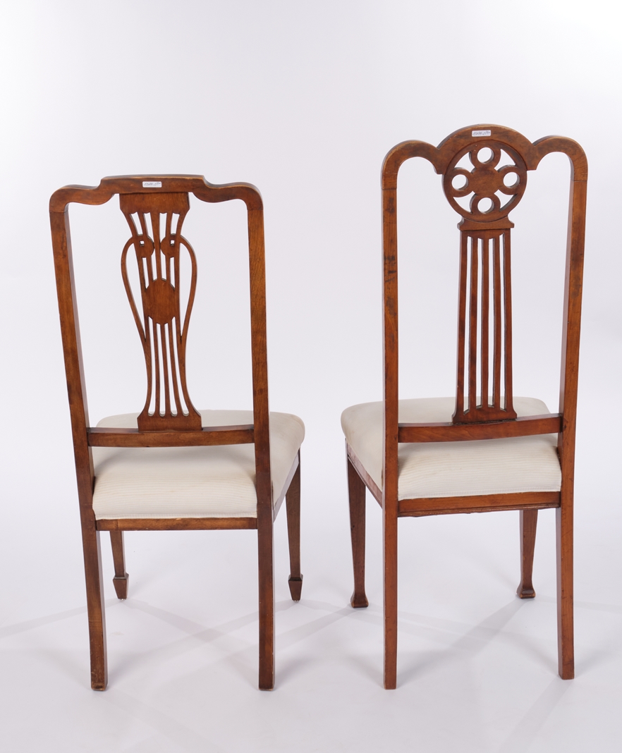 4 + 2 Stühle, England, um 1900, Mahagoni, Fadeneinlagen, durchbrochen gearbeitetes Lehndekor, Sitzp - Image 2 of 2
