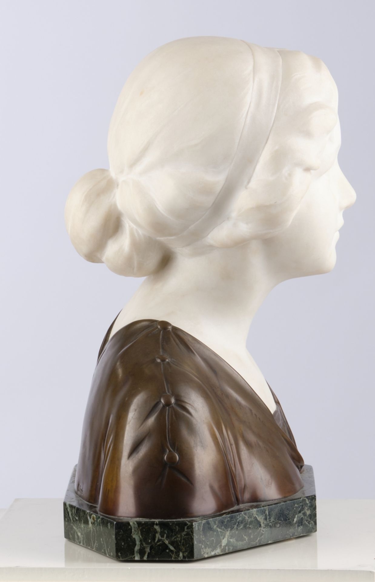 Büste, "Junges Mädchen, zur Seite schauend", weißer Alabaster und Bronze braun patiniert, auf Socke - Bild 4 aus 5