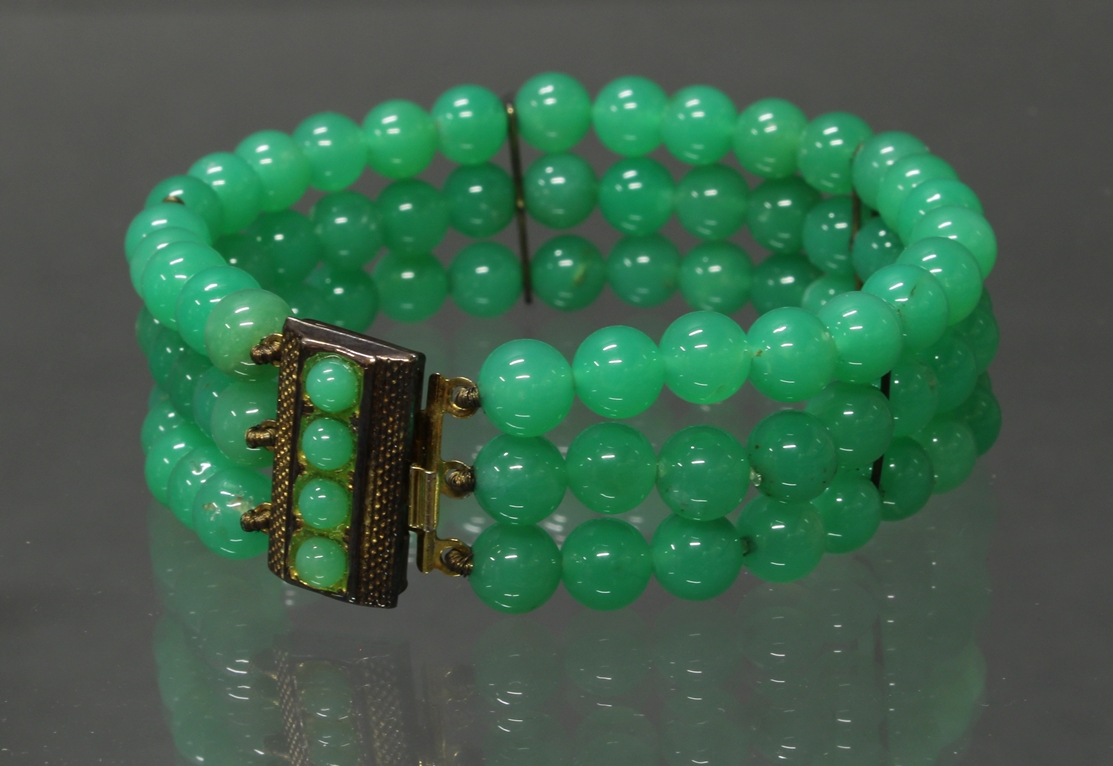 Armband, dreireihig, 3x 27 Chrysopraskugeln ø ca. 6.5 mm, Schließe Silber 835, vergoldet, 4 Chrysop