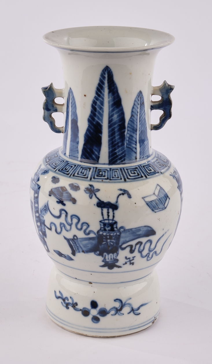 Henkelvase, China, 19. Jh., Porzellan, blau-weißer Dekor mit Antiquitäten, Hals mit Lanzettblättern