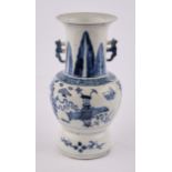 Henkelvase, China, 19. Jh., Porzellan, blau-weißer Dekor mit Antiquitäten, Hals mit Lanzettblättern