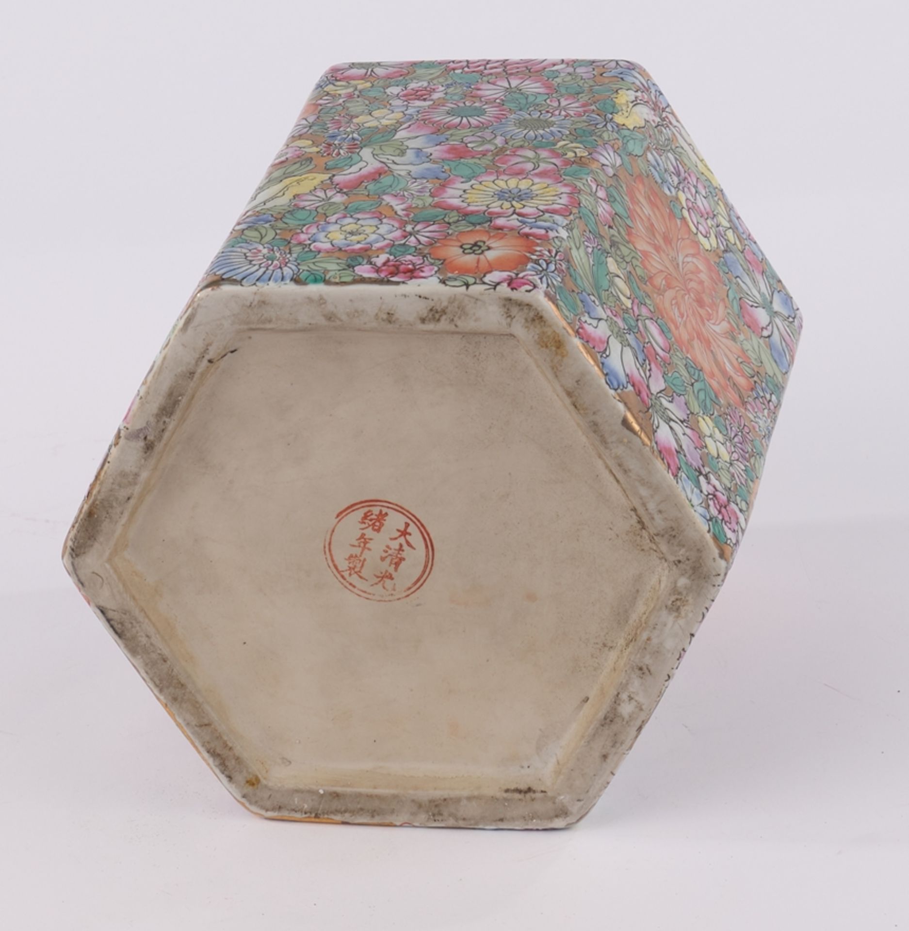 Deckeldose, China, spätes 20. Jh., Porzellan, mille fiori Dekor, polychrom und goldstaffiert, geste - Bild 2 aus 2
