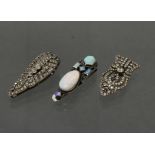 2 Pasteschmuck-Clipse, 19. Jh., versilberte bzw. Silber-Fassung, teils folierte Pastesteine, 3.2 cm