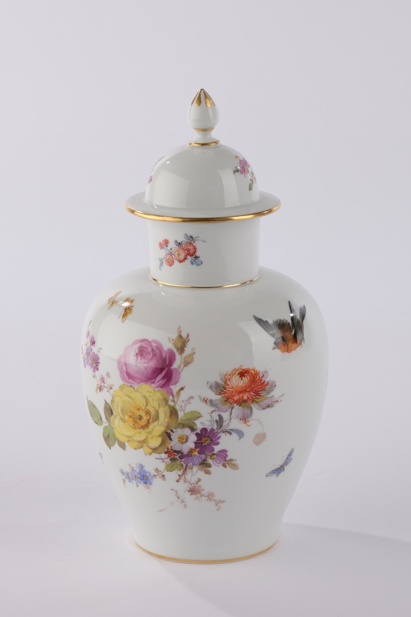 Deckelvase, Meissen, Schwertermarke, 1850-1924, 1. Wahl, Balusterform, bunte Blumen, Insekten und V