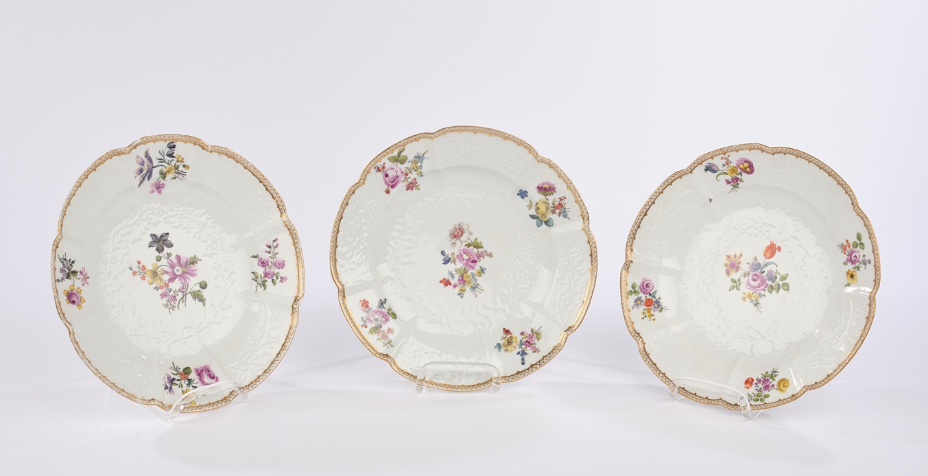 3 Teller, Meissen, Schwertermarke, 18. Jh., Gotzkowsky-Relief, bunte Blumen, Goldnetzkante, ø 24.5