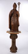 Skulptur, Holz geschnitzt, "Bischof", 18. Jh., 90 cm hoch, auf Wandsockel, Fassung verloren, Holzwu