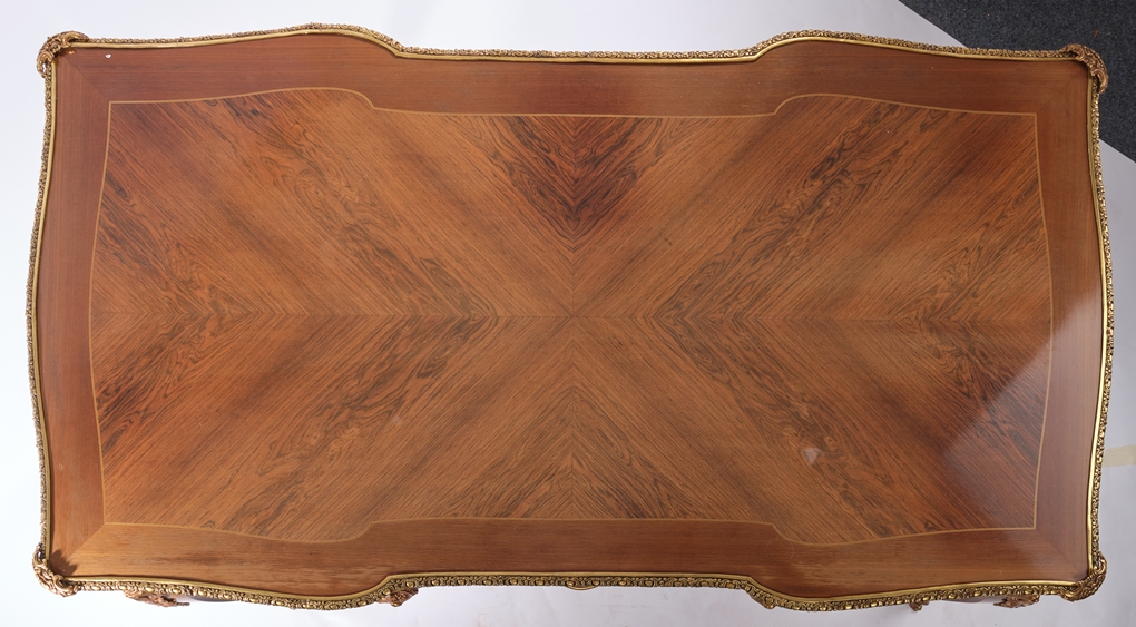 Bureau Plate im Louis XV-Stil, wohl Frankreich, 20. Jh., Nussbaum u.a., Platte, Zarge und Beine je - Image 7 of 8