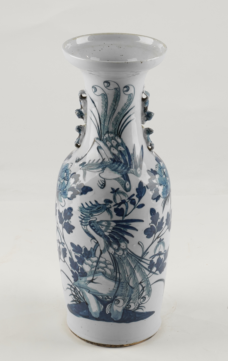 Balustervase, China, spätes 19. Jh., Porzellan, Blau-Weiß-Dekor mit Phönix zwischen Päonienblüten,