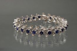 Armband, WG 750, 24 runde facettierte Saphire zus. ca. 7.50 ct., gute Provenienz, 48 Brillanten zus