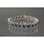 Armband, WG 750, 24 runde facettierte Saphire zus. ca. 7.50 ct., gute Provenienz, 48 Brillanten zus