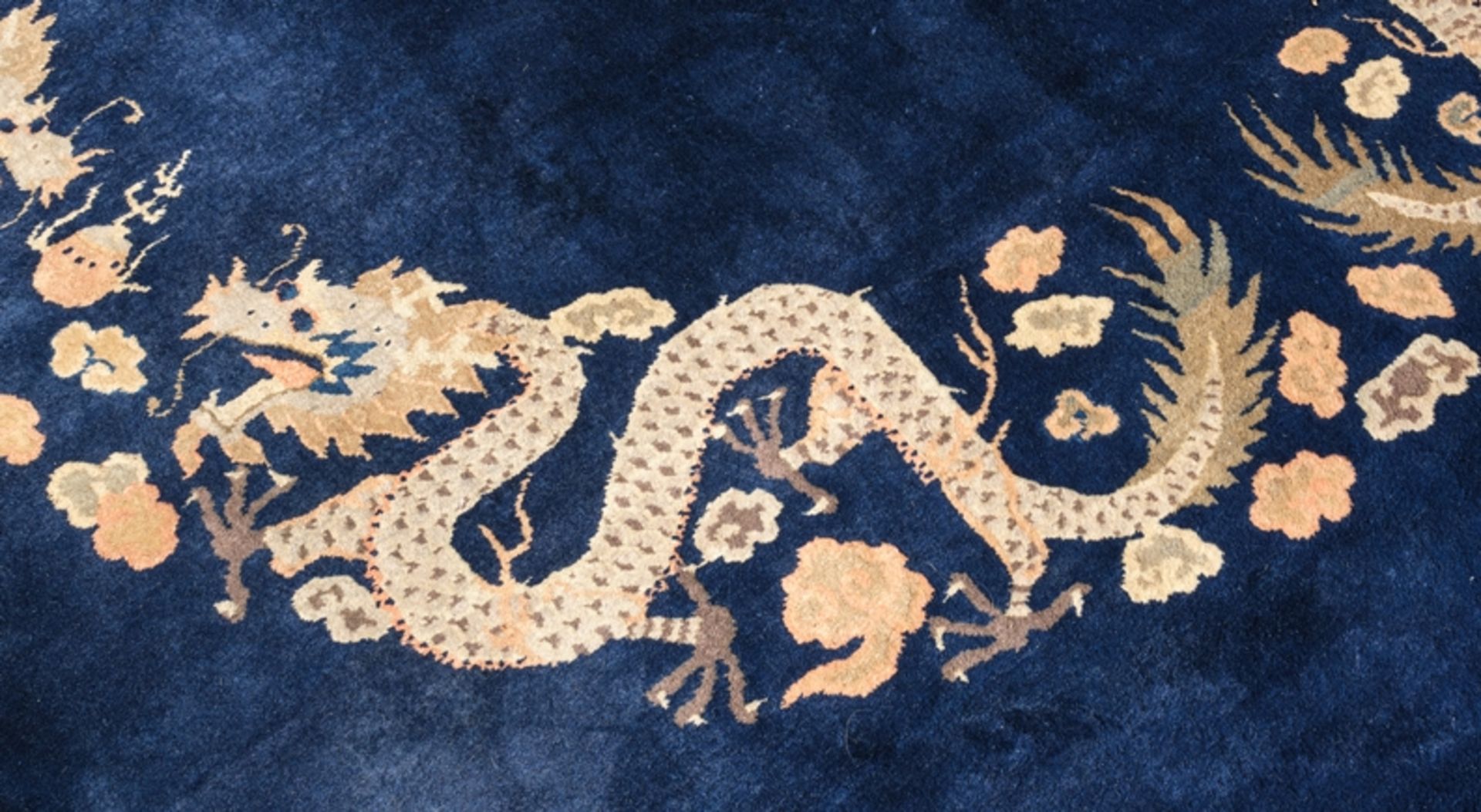Großer Drachenteppich, Peking, China, 1. Drittel 20. Jh., blaugründig, acht Drachen im Oval um zent - Bild 4 aus 5