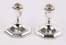 Paar Kerzenhalter, Silber 835, Jakob Grimminger, oktogonal, je einflammig, geschwert, 9.5 cm hoch