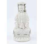 Porzellanfigur, "Guanyin mit Kind", China, Anfang 20. Jh., Blanc de Chine, sitzend auf Lotossockel,