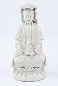 Porzellanfigur, "Guanyin mit Kind", China, Anfang 20. Jh., Blanc de Chine, sitzend auf Lotossockel,