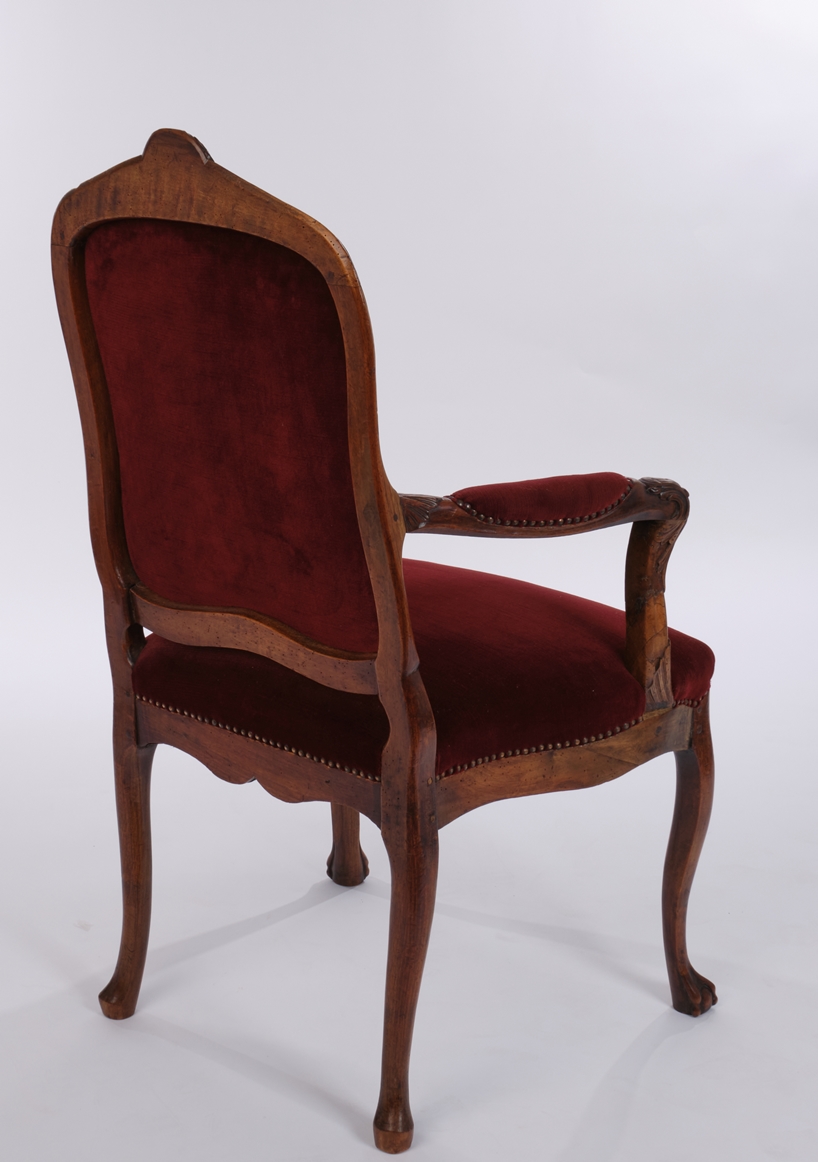 Fauteuil, Barock, Holland, um 1800, Nussbaum geschnitzt, Rücken- und Armlehnen sowie Zarge mit gesc - Image 2 of 2