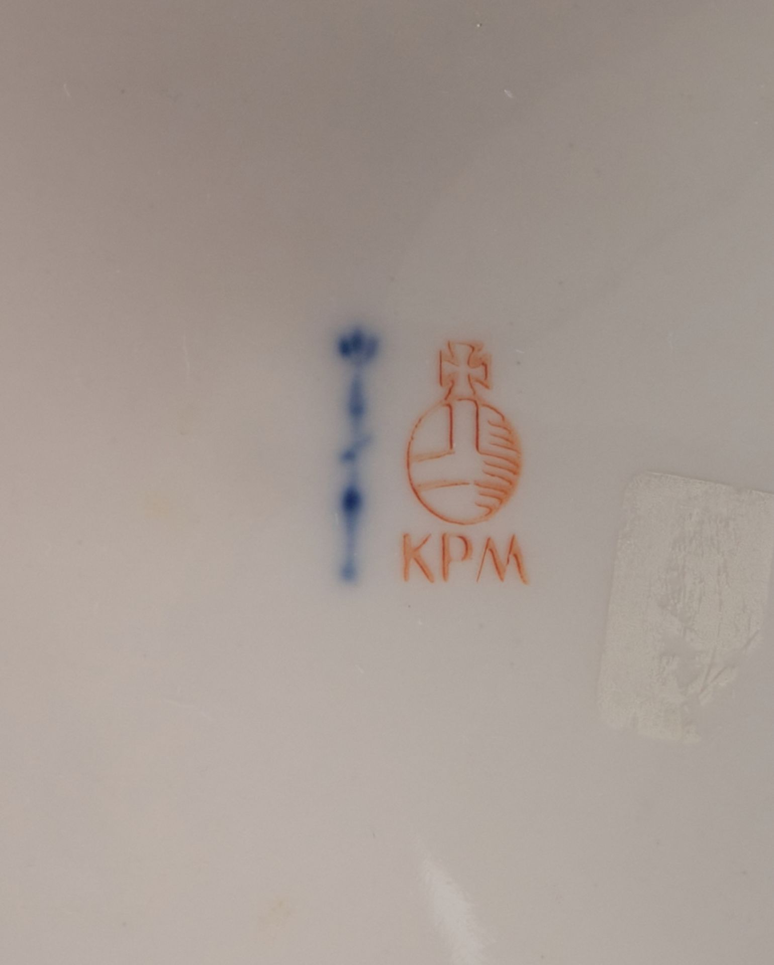 Knasterkasten, KPM Berlin, vierseitige Tabakdose, zwei Reserven mit galanten Paaren in Purpur-Camai - Image 3 of 3