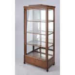 Biedermeier-Vitrine, um 1835/40, Nussbaum, Korpus dreiseitig verglast, vordere Ecken mit gedrehten