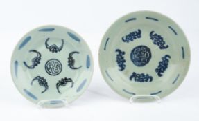2 Teller, China, 19. Jh., Porzellan, Blaudekore auf seladonfarbenem Grund, stilisierte Fledermäuse 