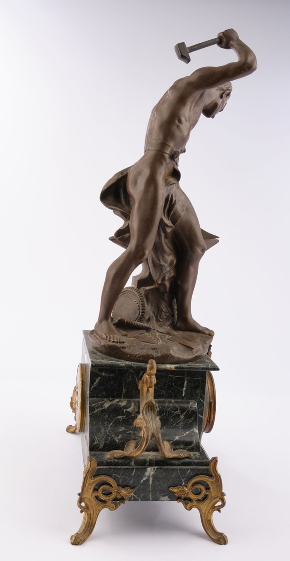 Figurenpendule, "Forgeron de la Paix", mit 2 Beistellern, Frankreich, Anfang 20. Jh., dunkelgrüner - Image 3 of 10
