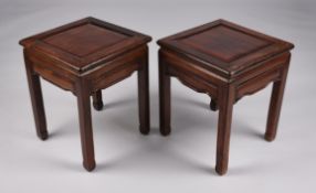 Paar Tische, Asien, 20. Jh., Hartholz, quadratische Platte auf Vierkantbeinen, 50/51 x 41 x 41 cm, 