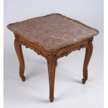 Tabletttisch, Louis XV-Stil, Untergestell aus Buche, aufgelegte Platte aus rötlichem, geädertem Mar