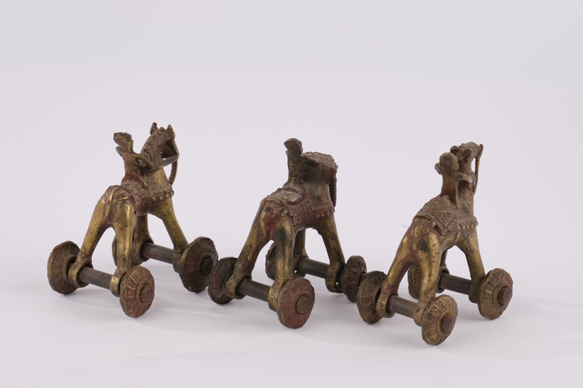 3 Spielzeugfiguren, "Elefant", "Kamel", "Pferd", Indien, spätes 20. Jh., Bronze, je mit Reiter und  - Bild 2 aus 2