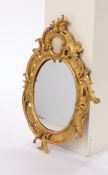 Höfischer Rokoko-Spiegel, Mitte 18. Jh., geschnitzter und vergoldeter Rahmen in Rocaillenform, durc