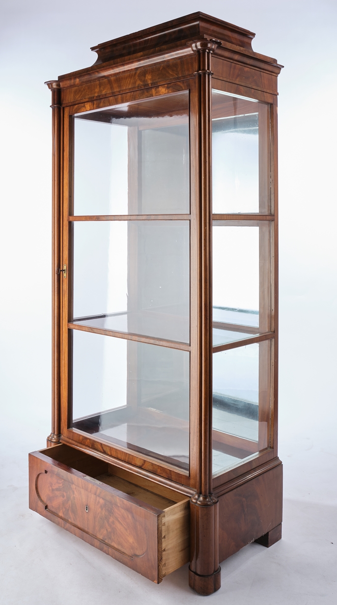 Display case, late Biedermeier, 19th century, mirror veneered mahogany, three-sided glazed corpus w - Image 3 of 4