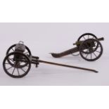 Modellkanone mit Protzwagen, deutsch, 19./20. Jh., Bronze, Eisen, Holz, Kanonenrohr 16 cm lang, Spe