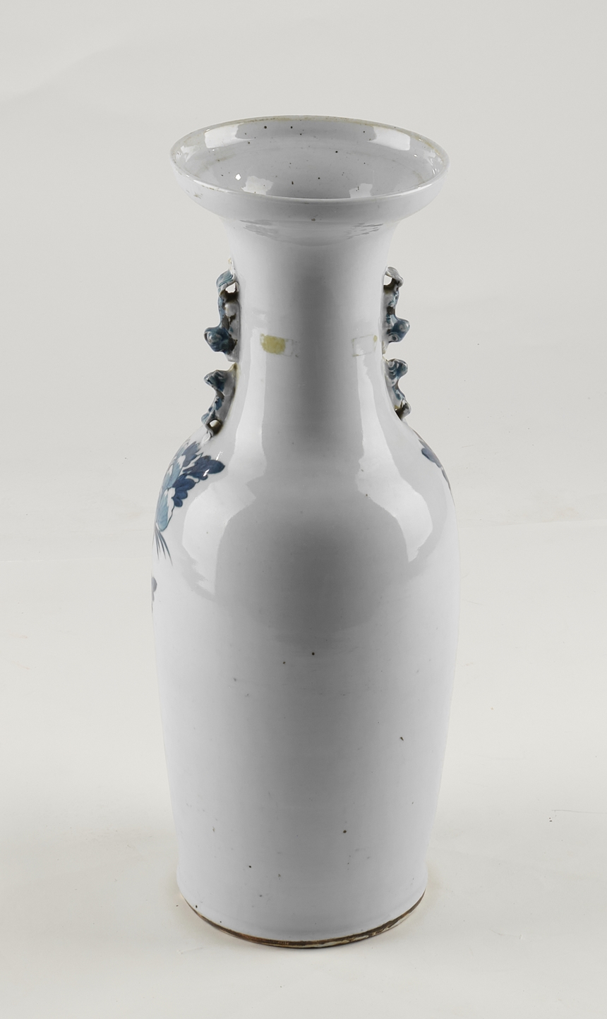 Balustervase, China, spätes 19. Jh., Porzellan, Blau-Weiß-Dekor mit Phönix zwischen Päonienblüten, - Image 2 of 2