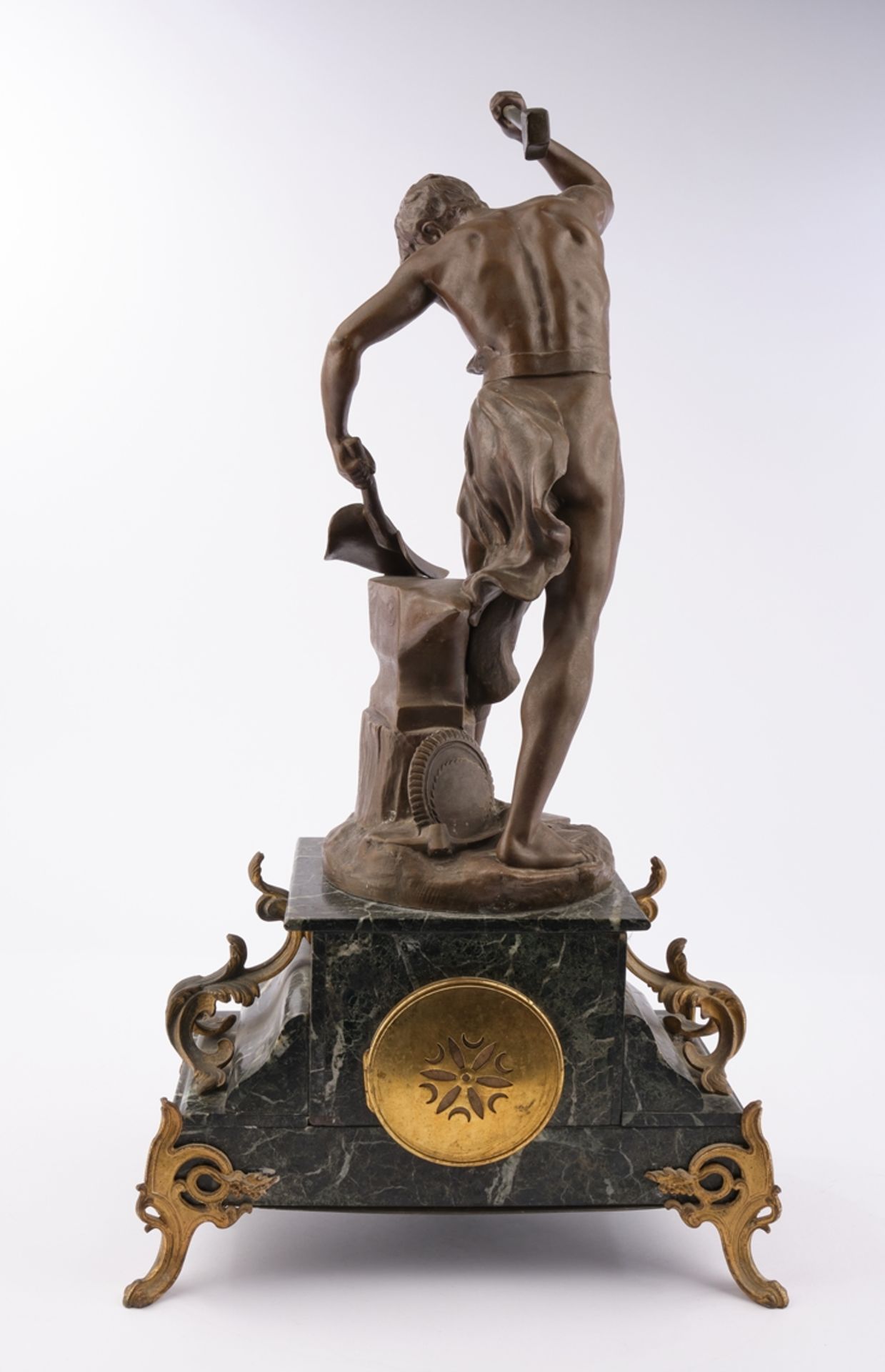 Figurenpendule, "Forgeron de la Paix", mit 2 Beistellern, Frankreich, Anfang 20. Jh., dunkelgrüner - Image 4 of 10