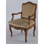 Fauteuil, Louis XV, um 1750, Nussbaum geschnitzt, heller Polsterbezug, H. 92 cm, Alters- und Gebrau