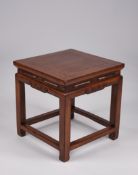 Tisch, Asien, 20. Jh., Hartholz, quadratische Platte auf Vierkantbeinen mit umlaufender, bodennaher