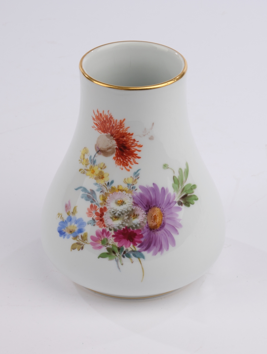 Vase, Meissen, Schwertermarke, 1850-1924, 1. Wahl, konisch sich verjüngend, bunte Blumenbuketts, Go - Image 2 of 3