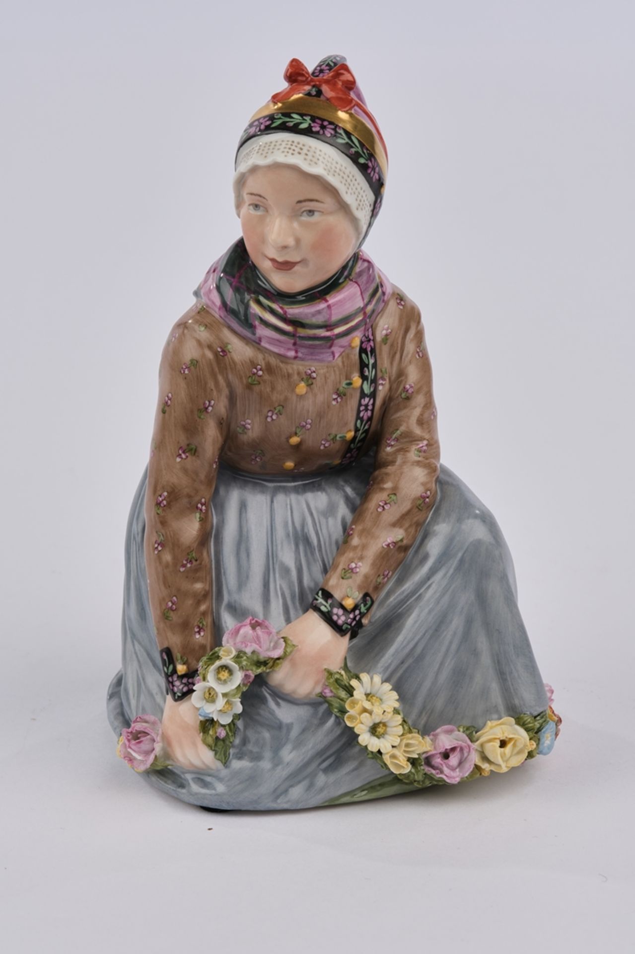 Porzellanfigur, "Mädchen von Fanö", Royal Kopenhagen, Modellnummer 12413, polychrom und goldstaffie