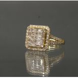 Ring, GG 750, Brillanten und Diamanten zus. ca. 1.45 ct., etwa fw-w/vvs-si, im Baguette- bzw. Princ