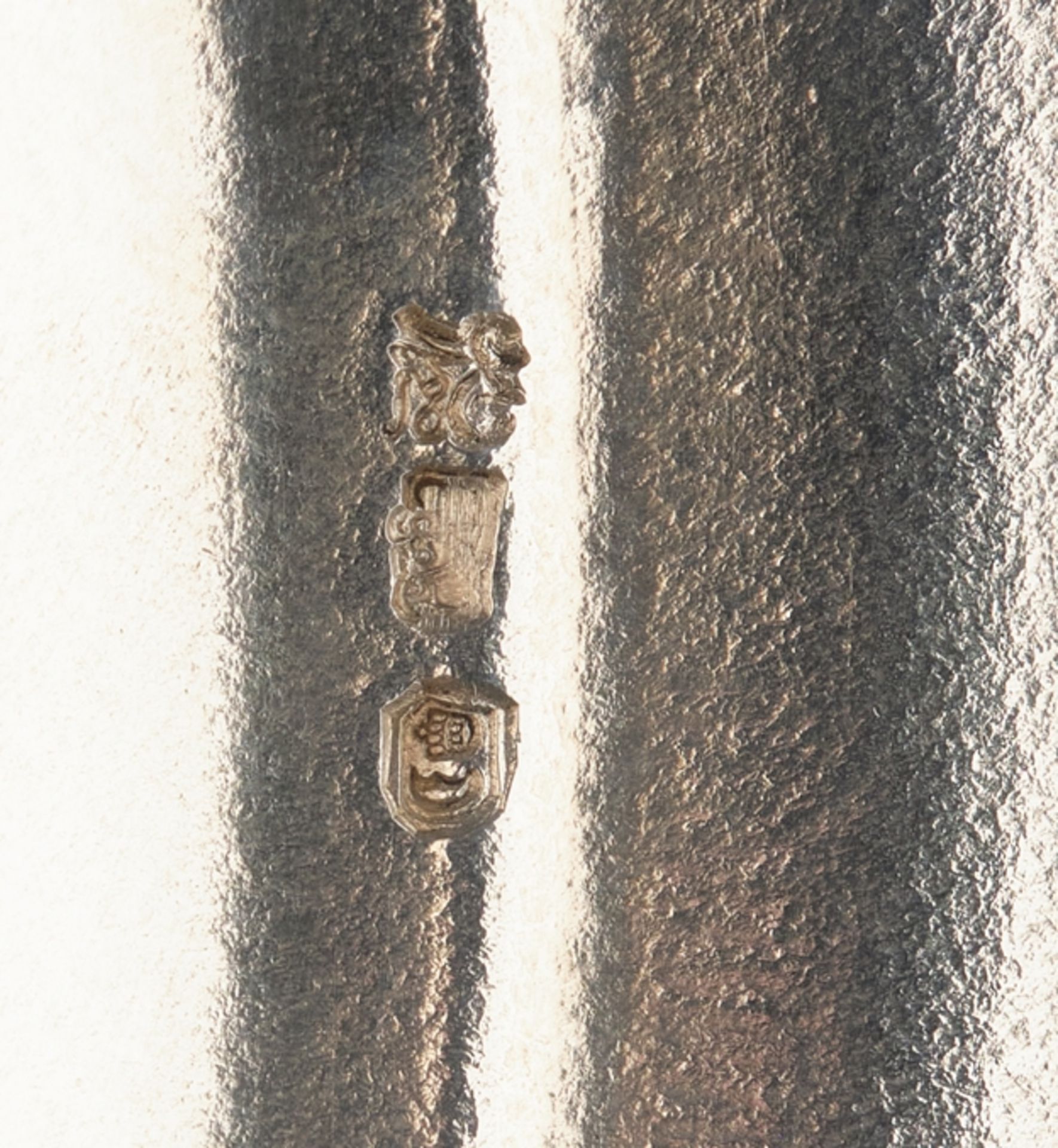 Paar Kerzenleuchter, Silber 925, deutsch, Tülle über kurzem Balusterschaft, getreppter Rundfuß, je  - Bild 3 aus 3