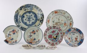 Konvolut 7 Teller, China, 18. Jh., Porzellan, verschiedene Formen und Dekore, Blau-Weiß, Imari, fam