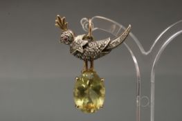 Anhänger, 'Vogel', um 1880, GG 375/9ct., Silber belötet, 1 oval facettierter Lemon-Citrin, Diamante