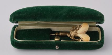 Krawattennadel, GG 333, Paar Grandeln auf modellierter Eichenlaubfassung mit Eichel, ca. 5.2 g