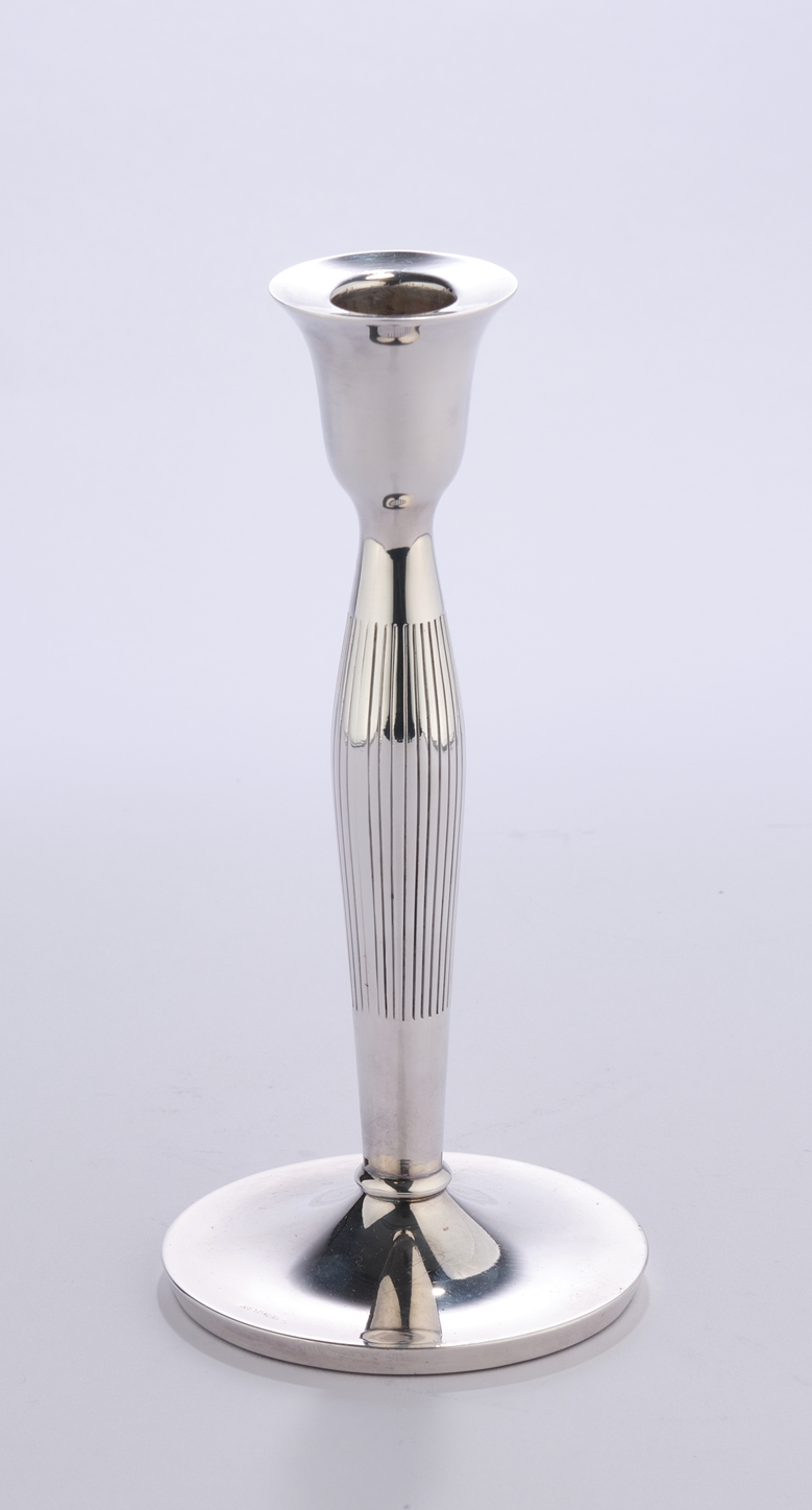 Kerzenleuchter, Silber 925, gerillter, konischer Schaft, glockenförmige Kerzentülle, einflammig, ge