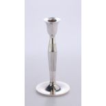 Kerzenleuchter, Silber 925, gerillter, konischer Schaft, glockenförmige Kerzentülle, einflammig, ge