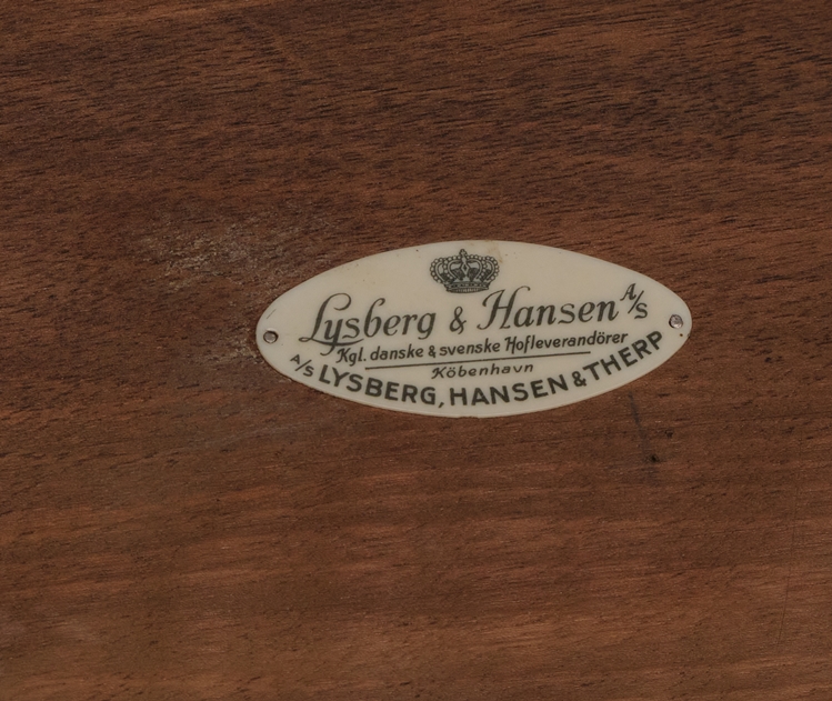 Saloon table, Lysberg & Hansen, Denmark, 20th century, walnut, round top with diamond marquetry on  - Image 4 of 4