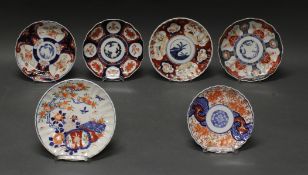 Konvolut 6 Teller, Japan, um 1900, Porzellan, Imari-Dekore, verschieden, 1x am Boden Vierzeichenmar