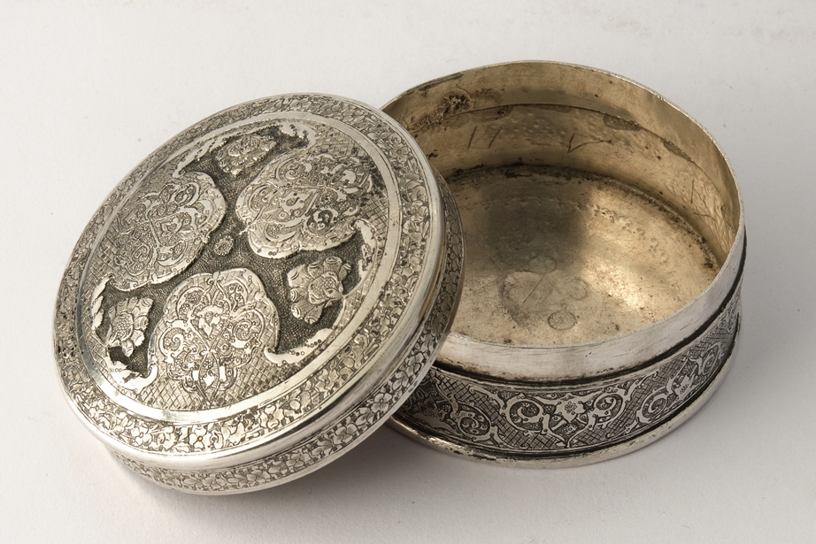 Deckeldose, Silber, Orient, 19./20. Jh., Ornamentdekor, 3.5 cm hoch, ø 6.8 cm, ca. 90 g - Image 2 of 3